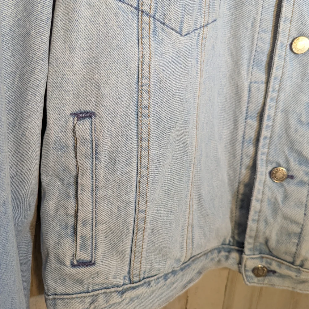 GAP Men's Denim Jacket in Light Blue - Picture 4 of 7